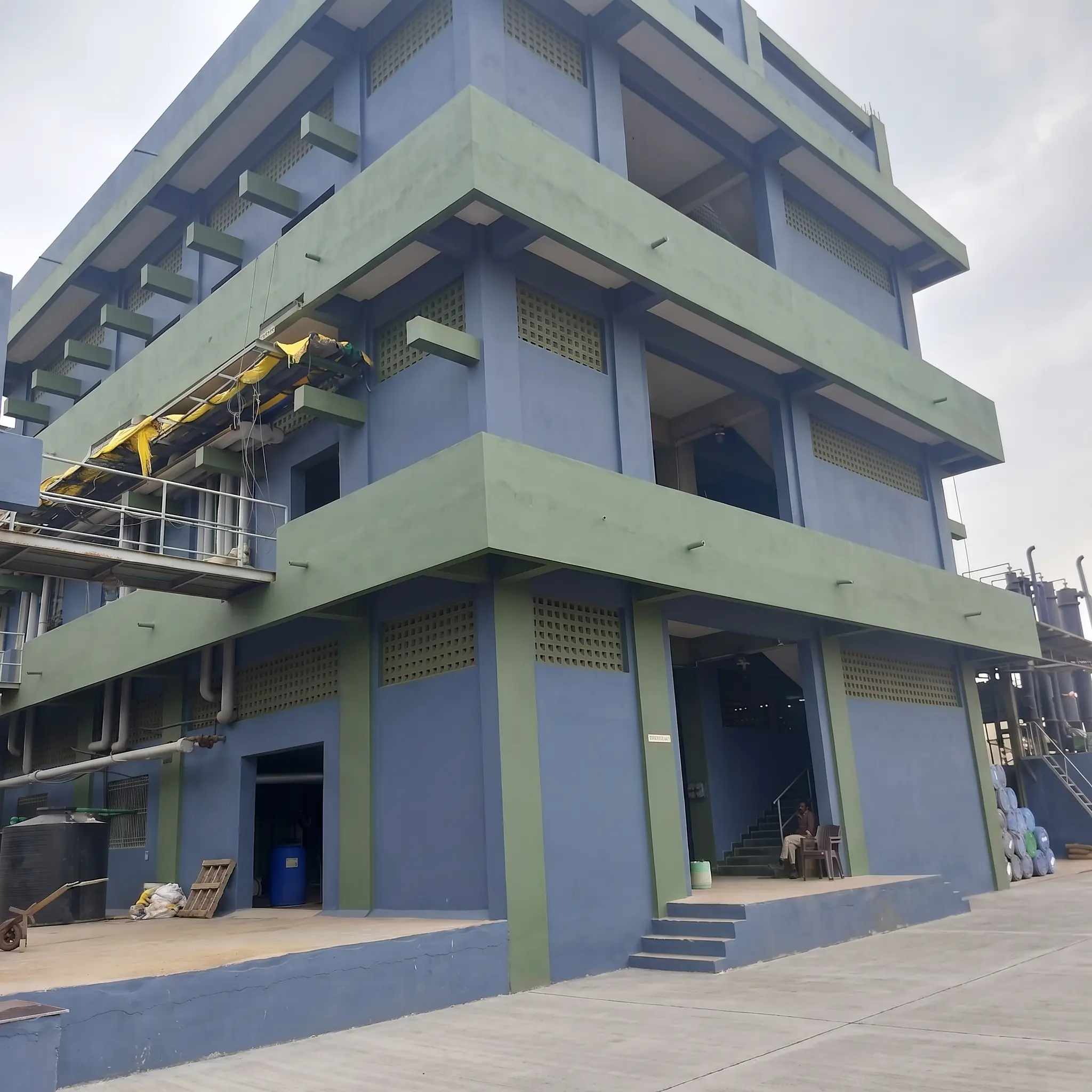 Multi-level pharmaceutical intermediates processing tower